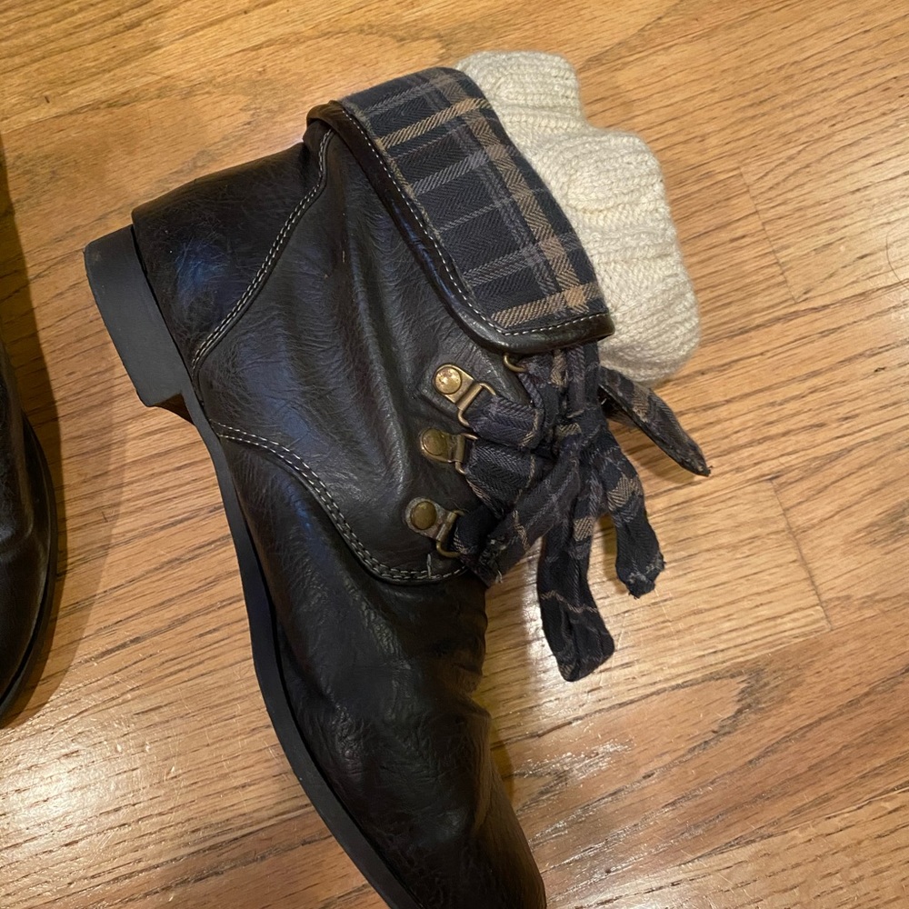 Boots - Picture 5 of 5